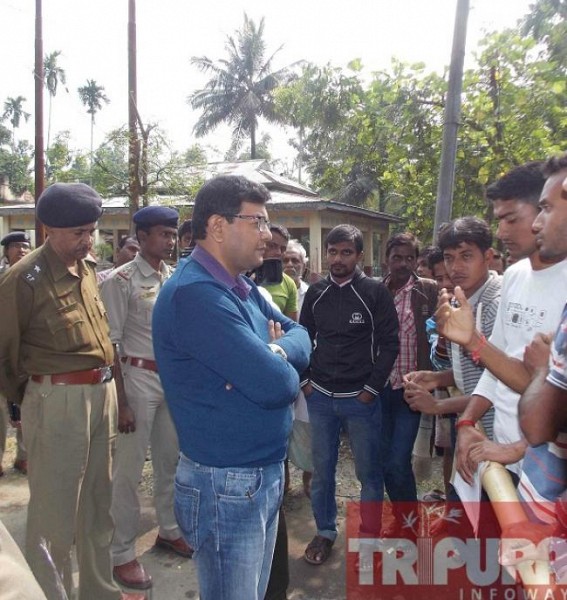 Kamalpur: People blocked road demanding to take initiatives to curb accident Kamalpur: People blocked road demanding to take initiatives to curb accident
